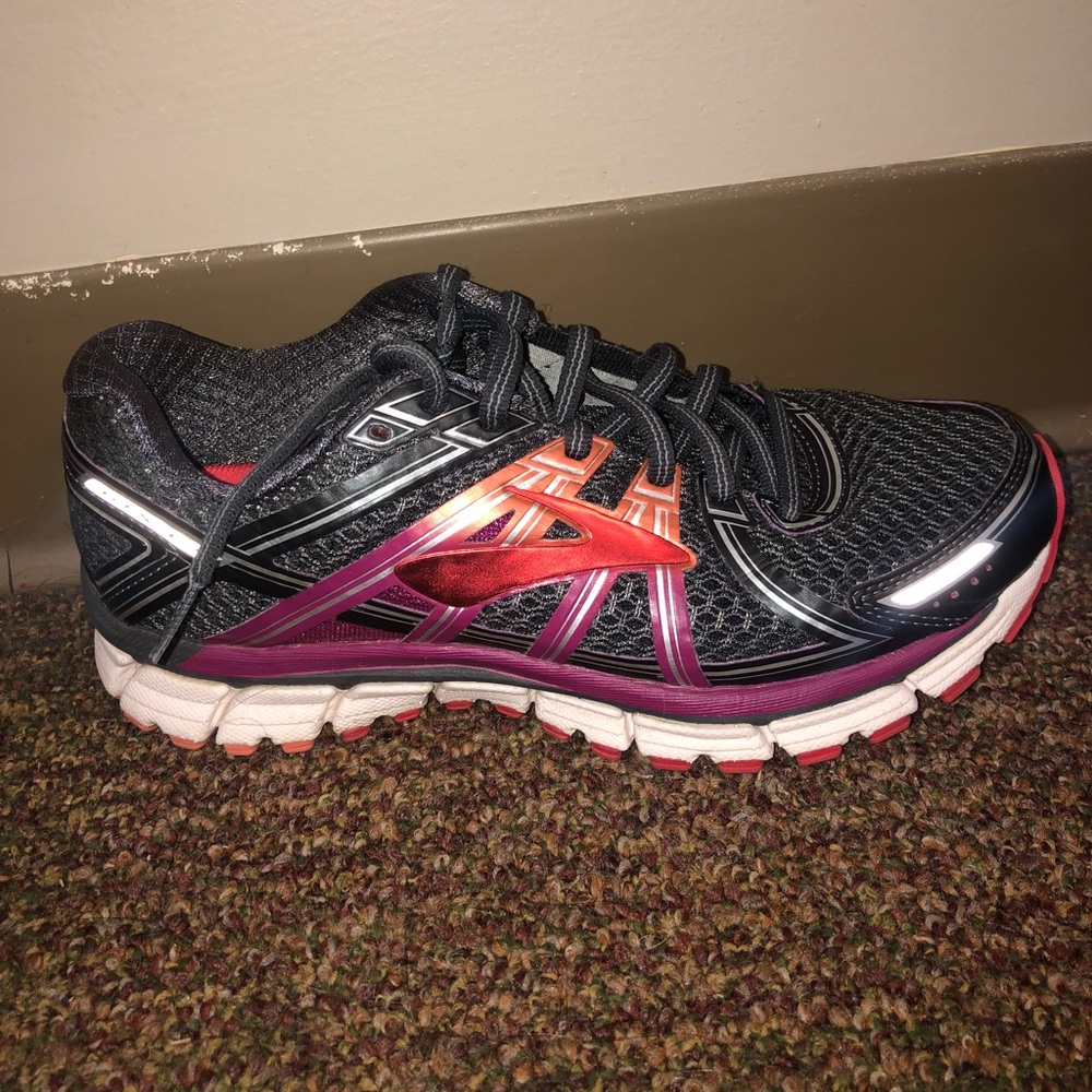 Brooks Adrenaline GTS 17 Size 8 Running Shoes